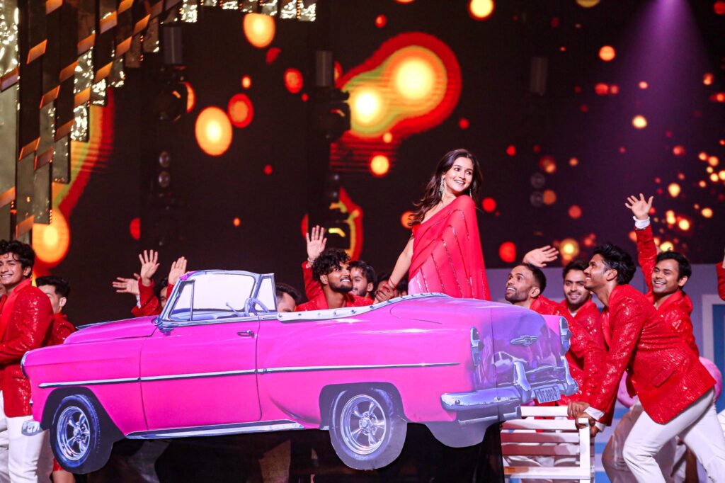 Alia Bhatt drops her jhumka, creating mass hysteria at the Zee Cine Awards 2024
