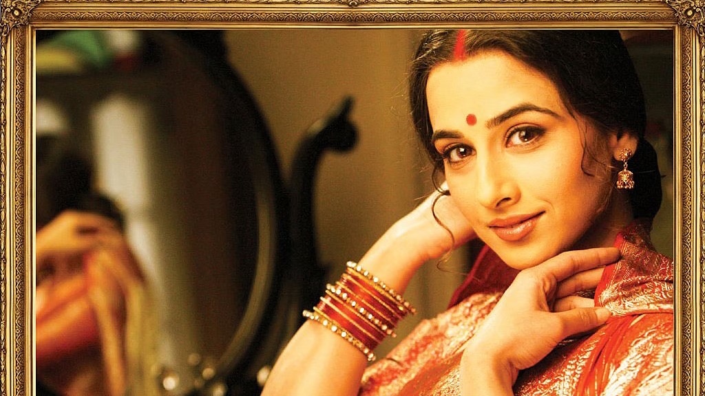 Rekha and Vidya Balan sweet kiss at Parineeta bash goes viral, fans left stunned